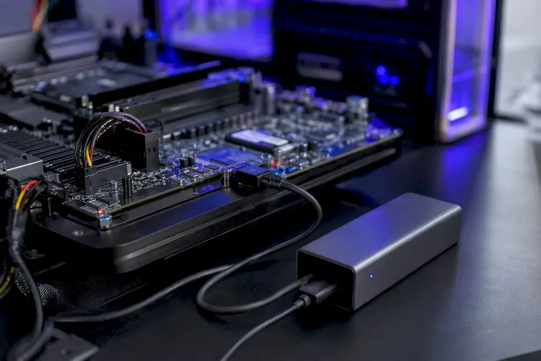 Primo piano di un dispositivo per test diagnostici hardware sulla scheda madre
